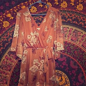 NWT Floral Long-sleeved Romper 🌹💅🏻